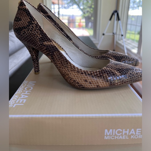 MICHAEL Michael Kors Shoes - Michael Kors MK-Flex Mid Pump  Size: 8M    Color : Sand .. Embossed Leather